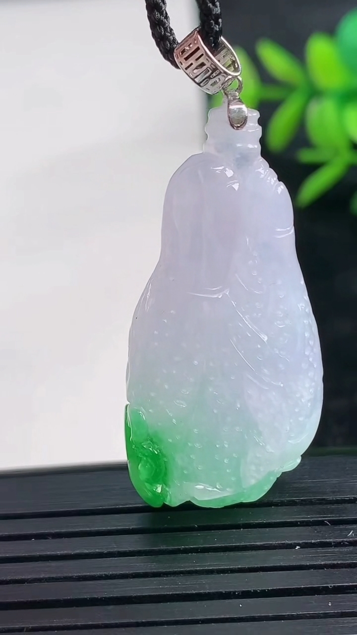 天然A货翡翠白菜吊坠尺寸37.1-18.9-10重量:9.81g
3月28日