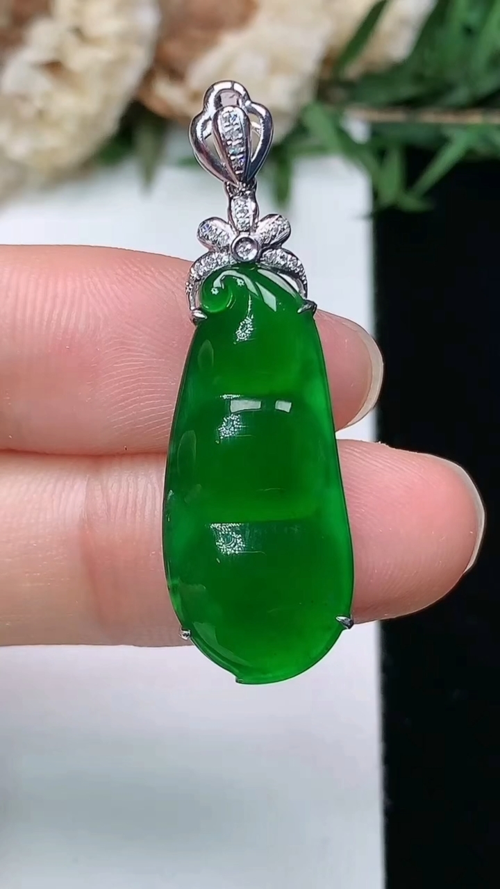 天然A货翡翠福豆吊坠，尺寸24.5-11.4-5.3，重量:2.67g
3月28日