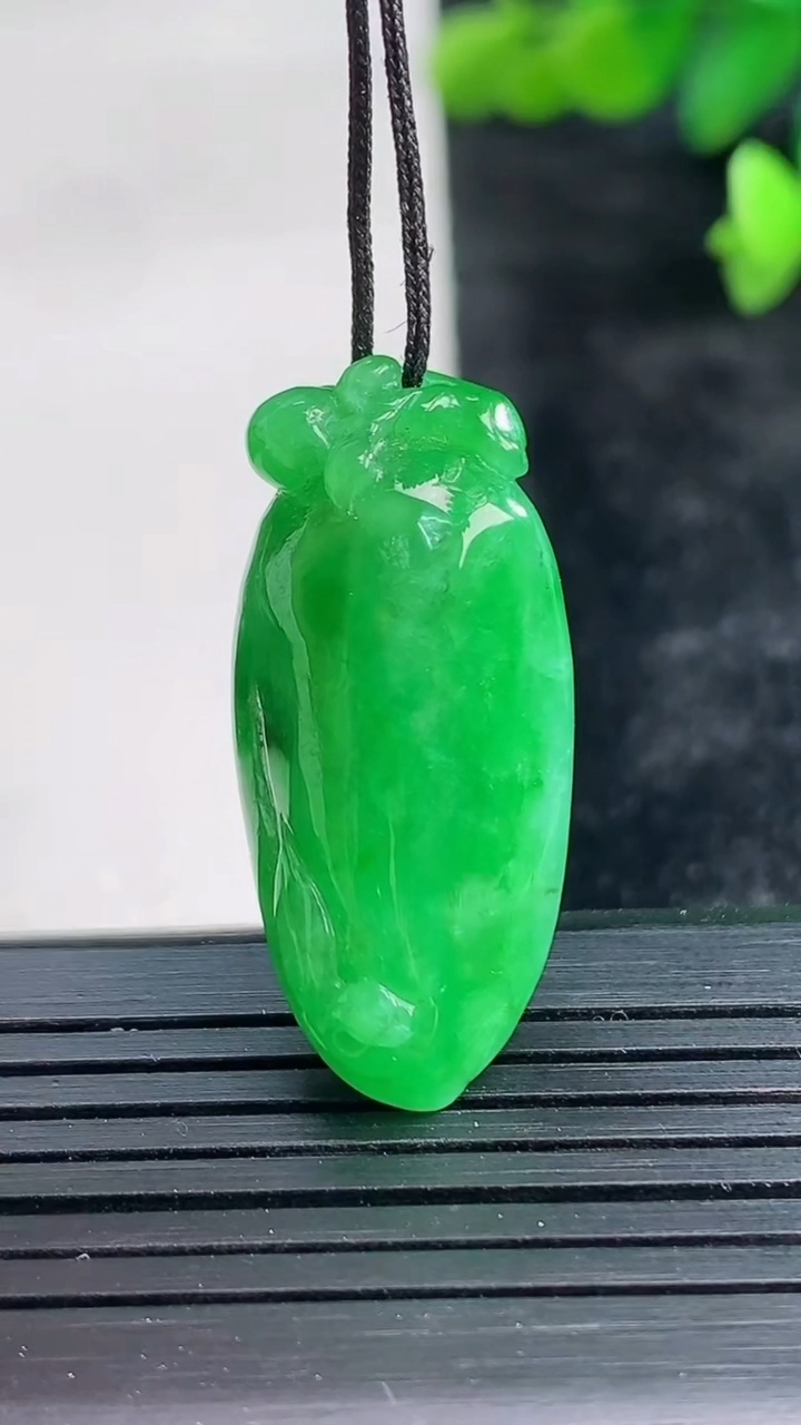 天然A货翡翠福瓜吊坠尺寸32.3-14.8-9.8重量:7.50g
3月28日