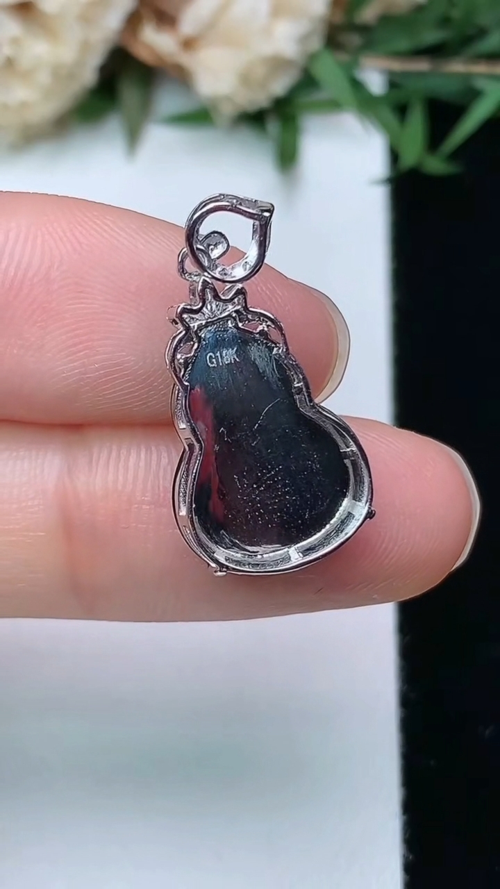 天然A货翡翠葫芦吊坠，尺寸15.3-11.6-4.6，重量:1.67g
3月28日