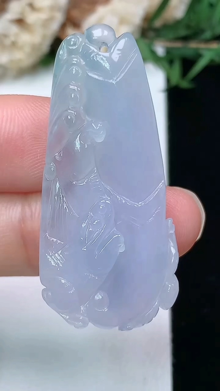 天然A货翡翠白冰仿古龙牌吊坠，尺寸40-18.5-7.7，重量:9.49g
3月28日