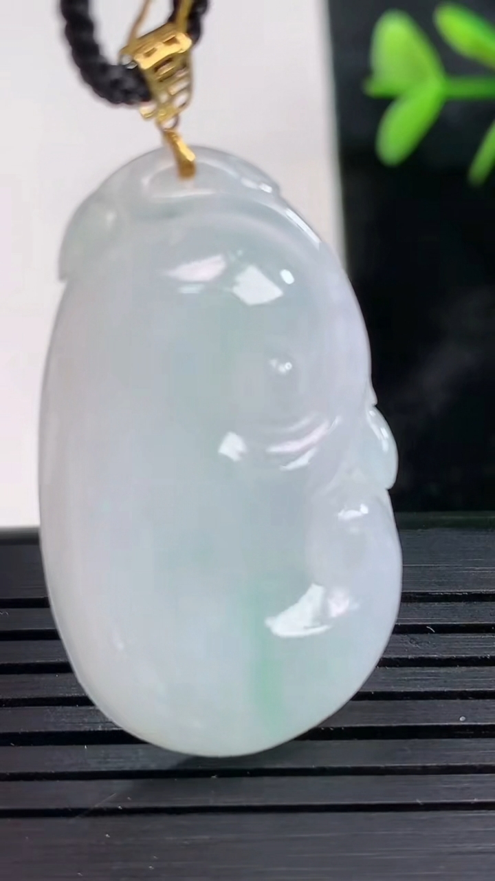 天然A货翡翠如意吊坠尺寸36.1-21.4-9.4重量:8.97g
3月28日