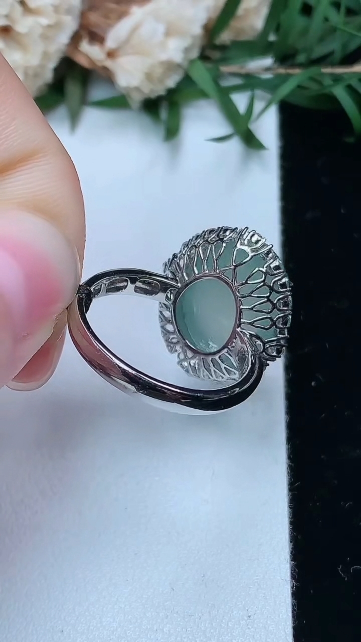 天然A货翡翠飘花蛋面戒指，尺寸17.5-15.4-12.5，重量:4.56g2026年3月28日
工厂直销收藏佳品,种好水足，色泽均匀，有种有色，上手高大气！