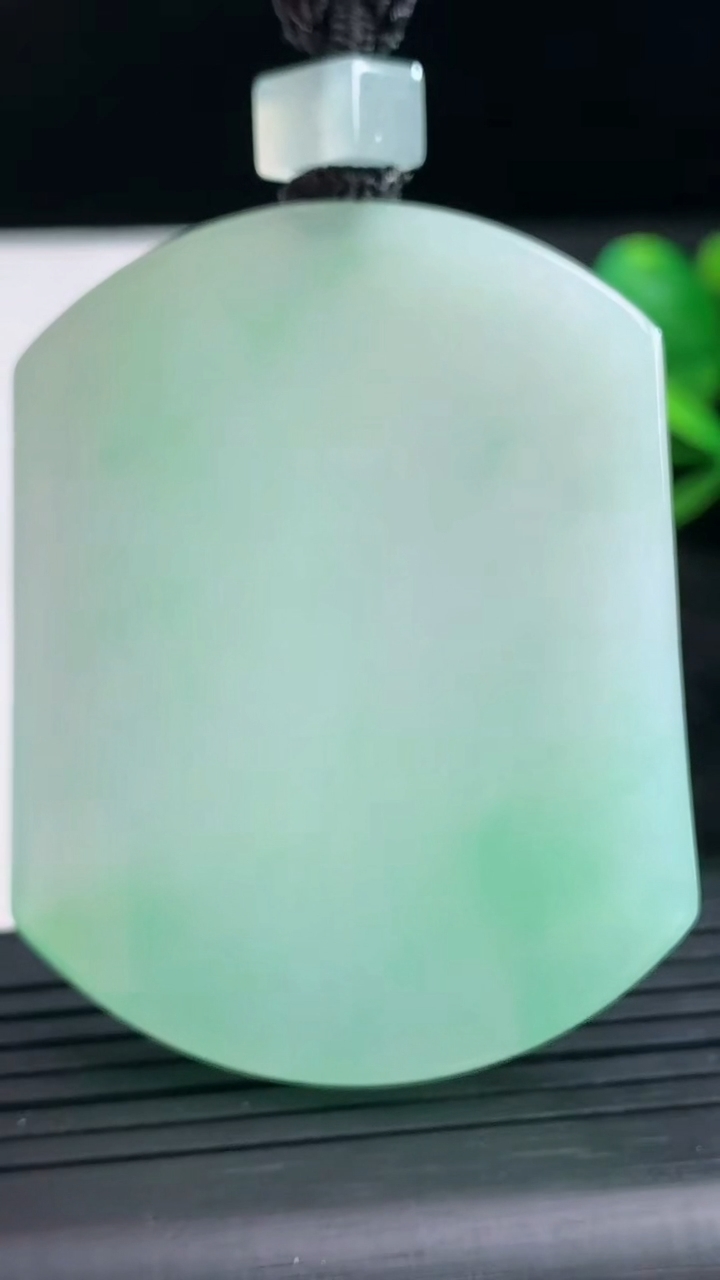 天然A货翡翠无事牌吊坠尺寸54.7-43.2-5.9重量:45.37g
3月28日