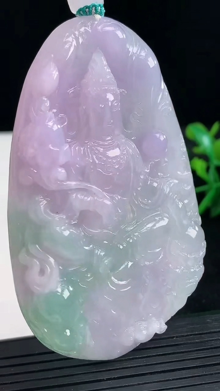 天然A货翡翠春带彩紫罗兰文殊菩萨吊坠尺寸78.3-49.8-9.2重量:70.98g
3月28日