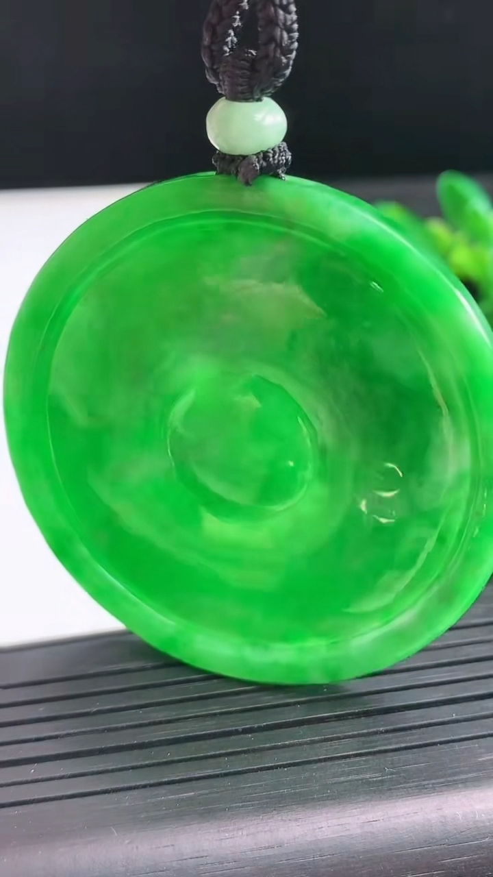 天然A货翡翠山水牌吊坠尺寸54.5-4.1重量:31.29g
3月28日