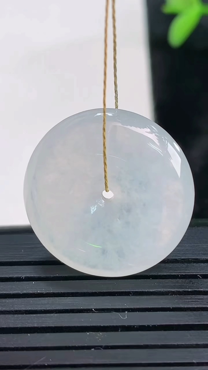 天然A货翡翠平安扣吊坠尺寸22.4-5.4重量:5.83g
3月28日