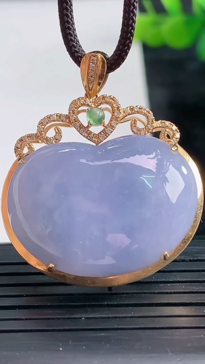 天然A货翡翠18K金紫罗兰如意头吊坠尺寸37.8-32.1-13.3裸石20.7-28.8重量:13.66g
3月28日