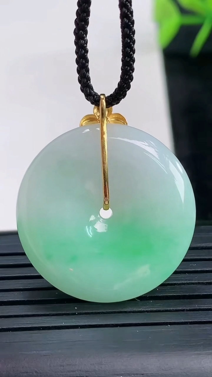 天然A货翡翠平安扣吊坠尺寸26.6-5.5重量:9.05g
3月28日