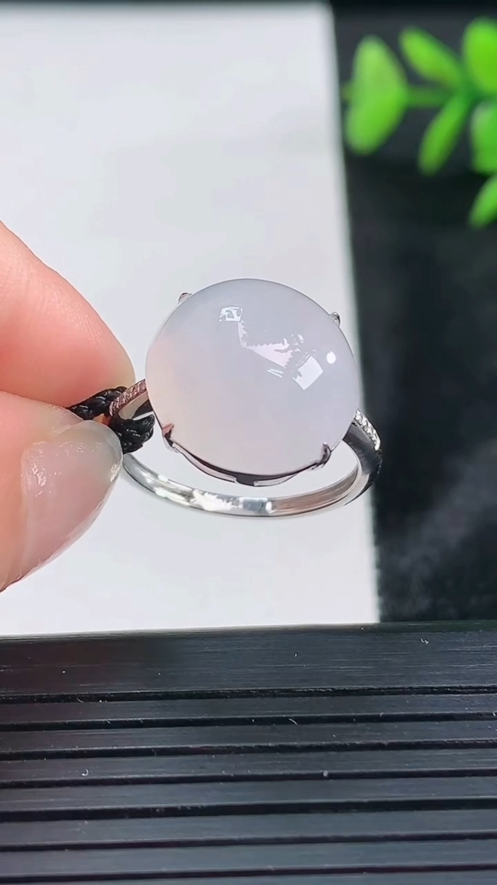 天然A货翡翠种白冰蛋面戒指尺寸17.7-14重量:3.58g2026年3月28日
工厂直销收藏佳品,种好水足，色泽均匀，有种有色，上手高大气！