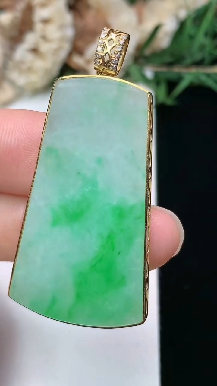 天然A货翡翠无事牌吊坠，尺寸36.8-21.7-6.8，重量:8.72g
3月28日