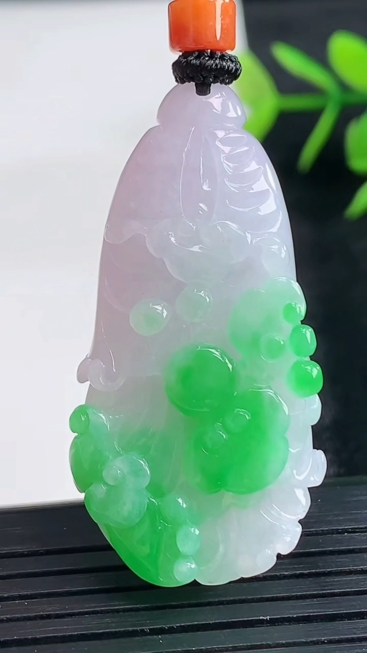 天然A货翡翠白菜吊坠尺寸42.9-22.4-10.5重量:23.34g
3月28日