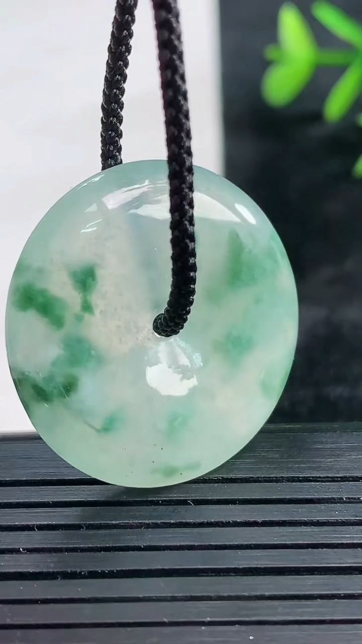 天然A货翡翠冰种飘花平安扣吊坠尺寸28.7-5.4重量:9.54g
3月28日