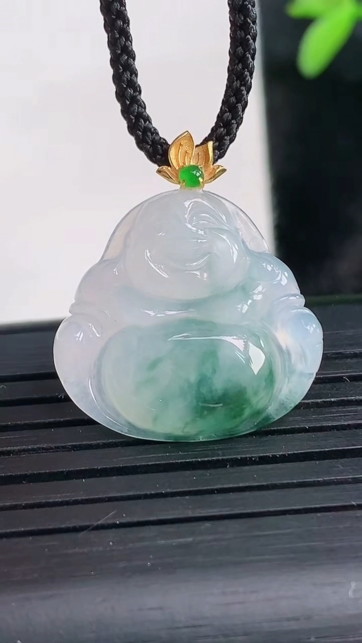 天然A货翡翠种飘花佛公吊坠尺寸19.9-21.3-4.2重量:2.99g
3月28日