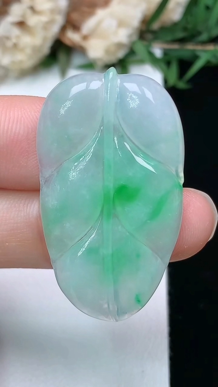 天然A货翡翠金枝玉叶 叶子镶嵌件，尺寸35.5-20.3-3.7，重量:5.23g
3月28日