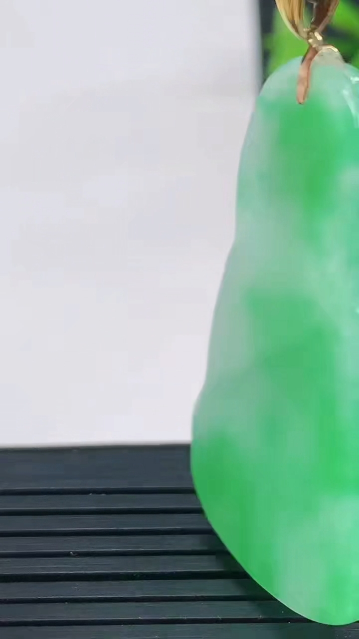 天然A货翡翠观音菩萨吊坠尺寸42.4-24.1-5.4重量:10.45g
3月28日