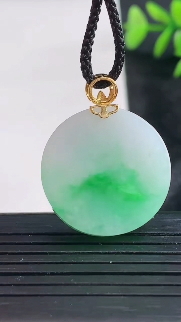 天然A货翡翠无事牌吊坠尺寸23.2-5重量:7.84g
3月28日