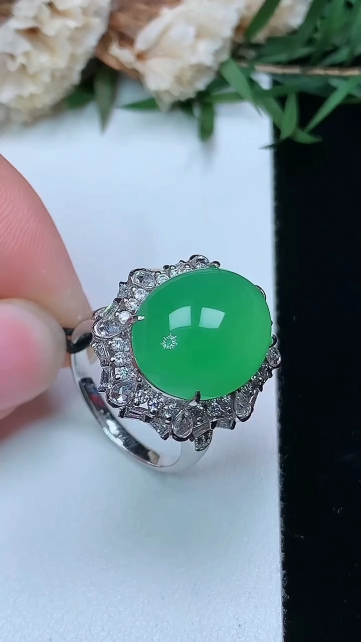 天然A货翡翠蛋面戒指 吊坠两用款，尺寸16.7-15.5-12.3，重量:8.44g2026年3月2