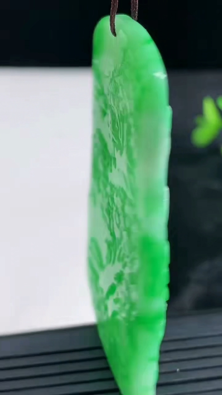 天然A货翡翠山水牌吊坠尺寸64.3-41.1-5.1重量:30.47g
3月28日