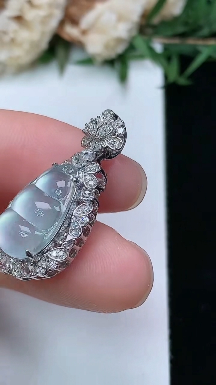 天然A货翡翠白冰福豆吊坠，尺寸27.4-14.2-9.9，裸石14.7-9.6，重量:4.10g
3月28日