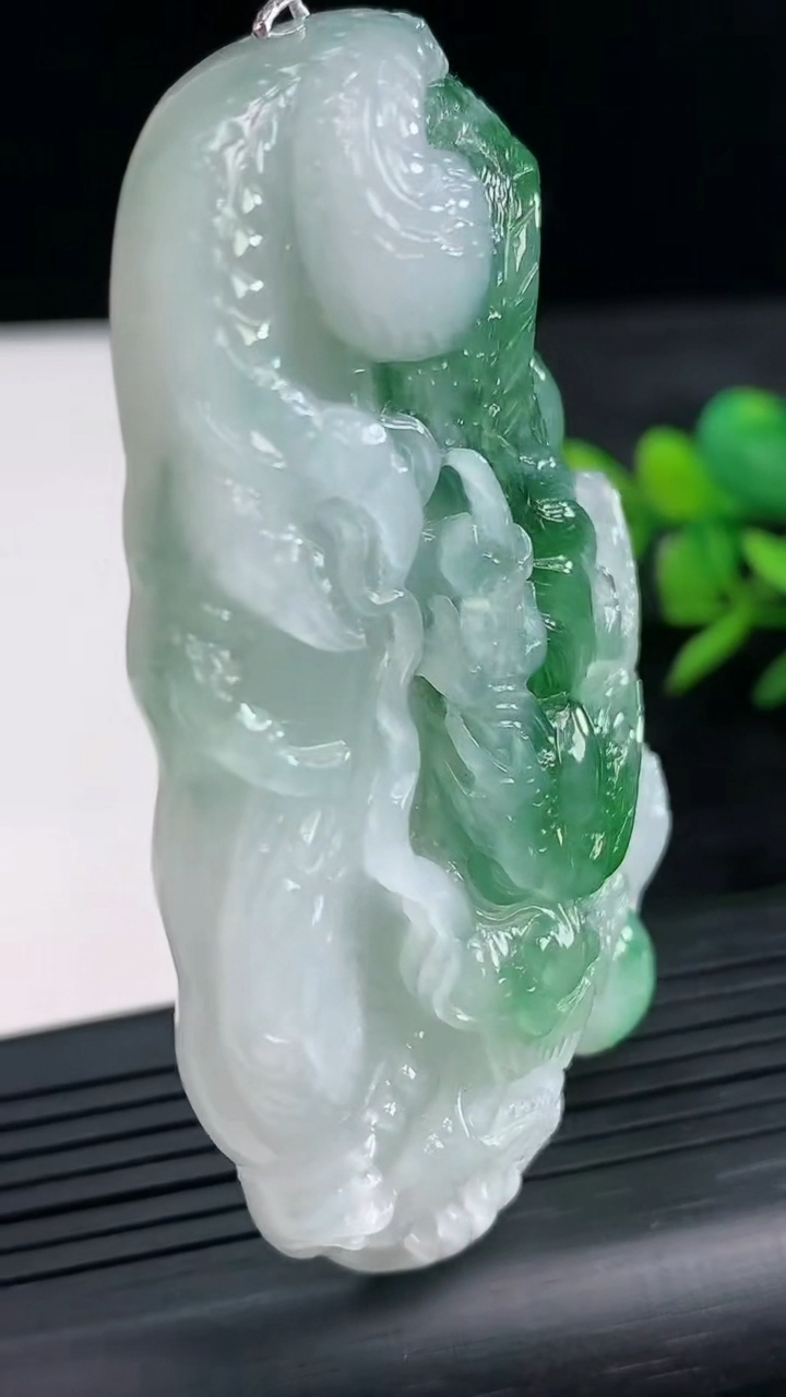 天然A货翡翠龙牌吊坠尺寸68.6-43.1-13.3重量:67.91g
3月28日