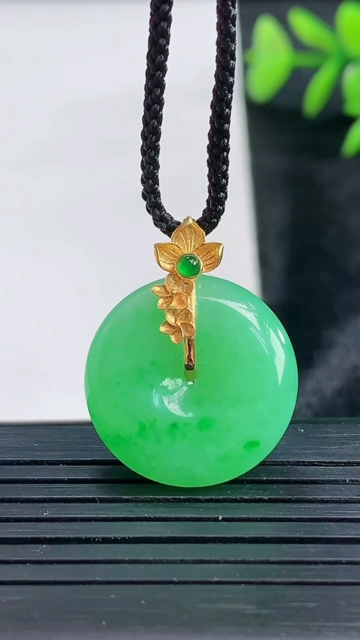 天然A货翡翠平安扣吊坠尺寸19.6-5.2重量:4.49g
3月28日