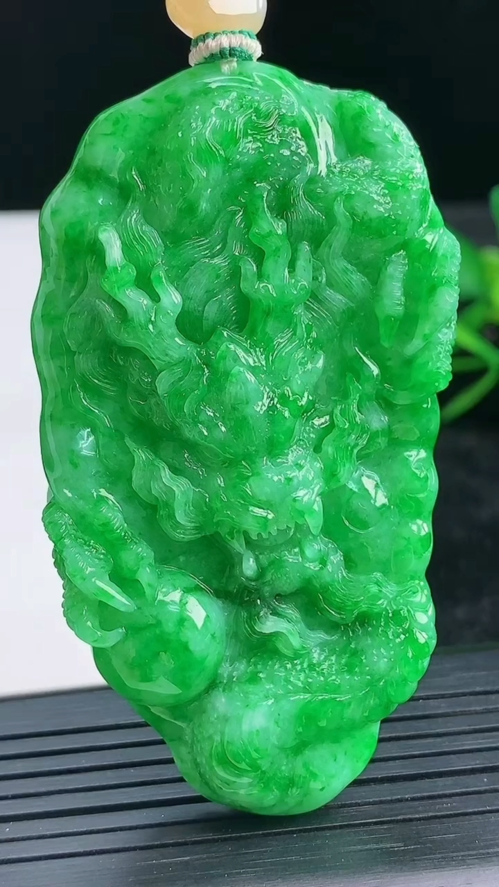 天然A货翡翠龙牌吊坠尺寸66-36.5-10.1重量:43.17g
3月28日