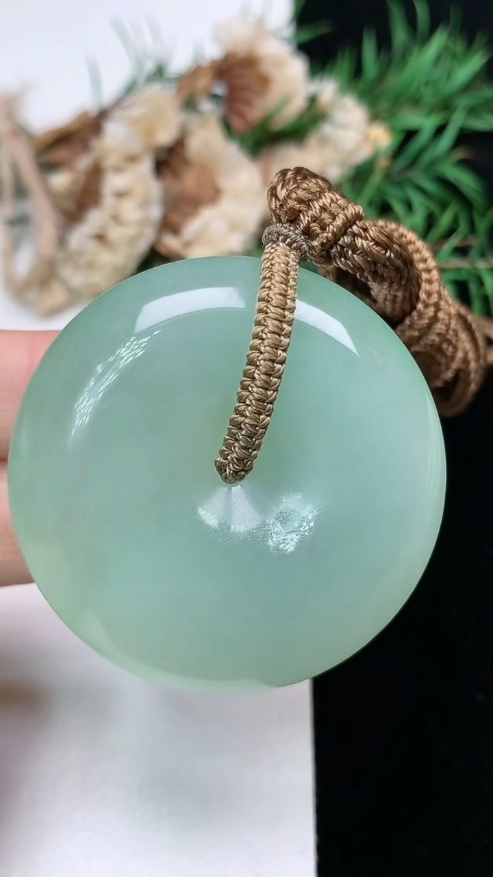 天然A货翡翠平安扣吊坠，尺寸42.6-10.4，重量:41.43g
3月28日