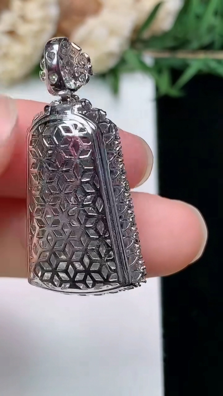 天然A货翡翠无事牌吊坠，尺寸33.4-16.3-9，裸石21-13.2，重量:5.57g
3月28日