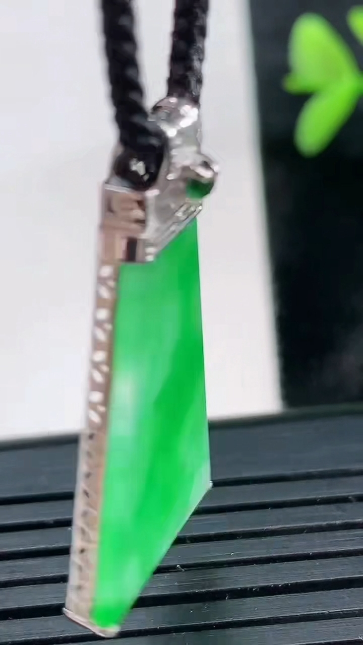 天然A货翡翠无事牌吊坠尺寸32.1-16.4-3.1重量:3.02g
3月28日