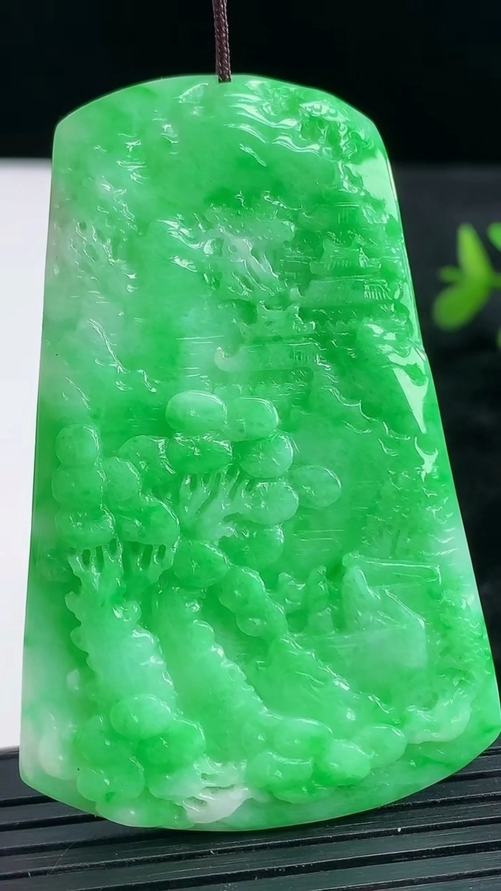 天然A货翡翠山水牌吊坠尺寸64.3-41.1-5.1重量:30.47g
3月28日
