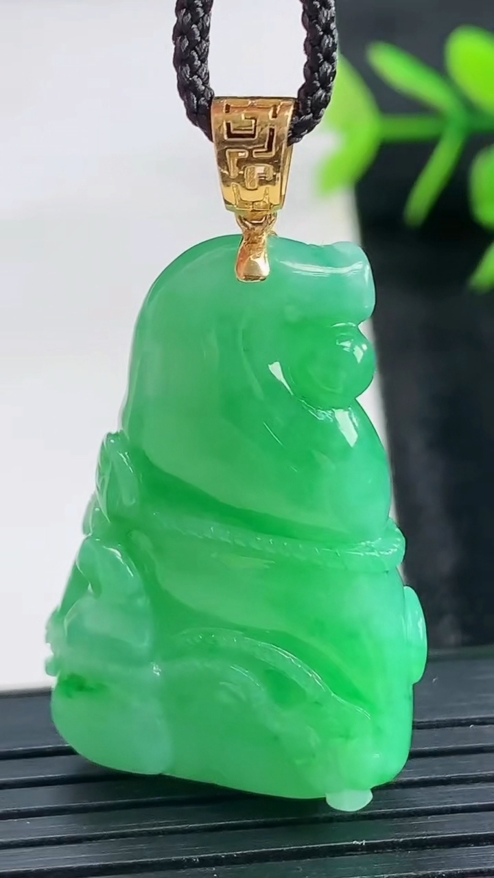 天然A货翡翠葫芦吊坠尺寸37.2-22.9-10.2重量:16.92g
3月28日