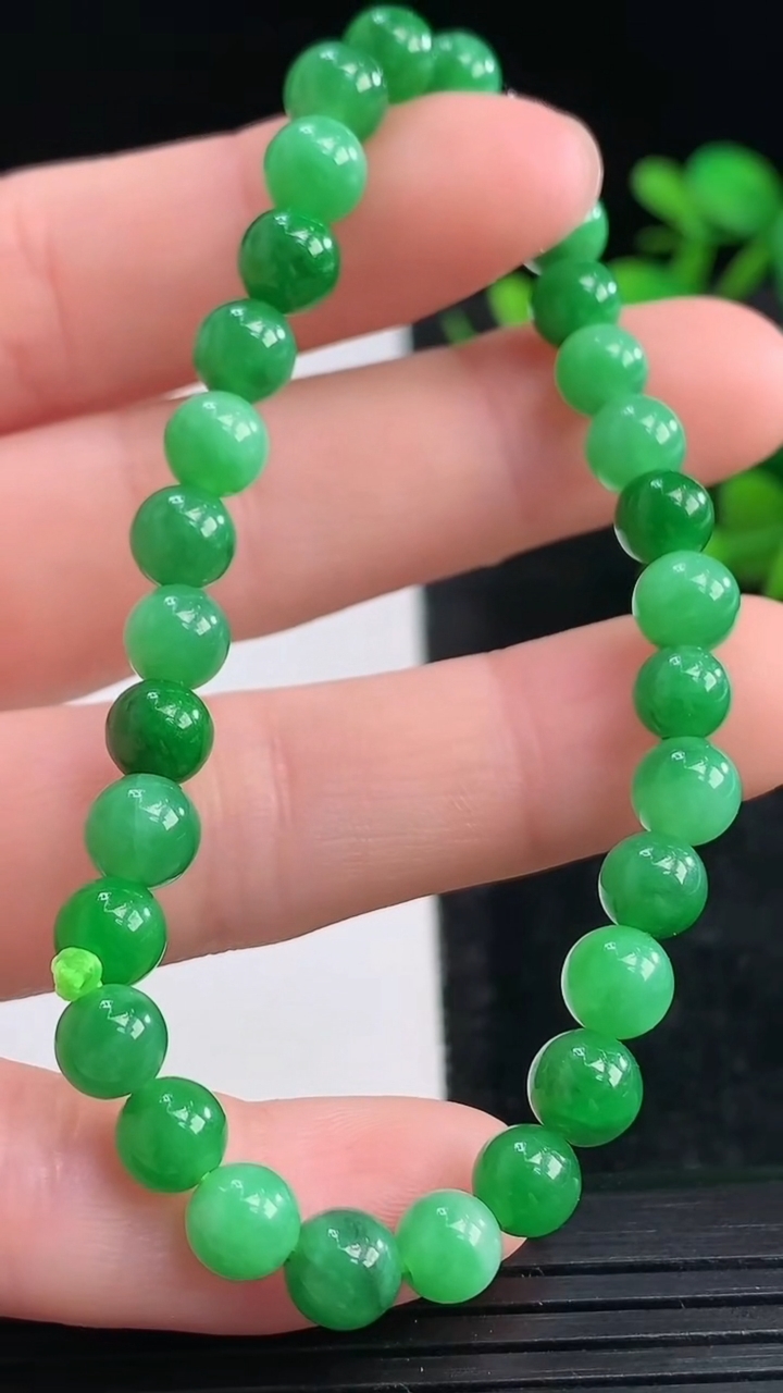 天然A货翡翠圆珠手串尺寸5.8-30颗重量:9.79g3月28日
工厂直销收藏佳品,种好水足，色泽均匀，有种有色，上手高大气！