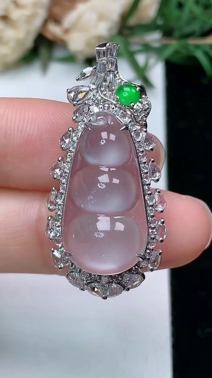 天然A货翡翠白冰福豆吊坠，尺寸35.3-16.9-11，裸石21.6-11.4，重量:4.67g
3月28日，重量:4.67g