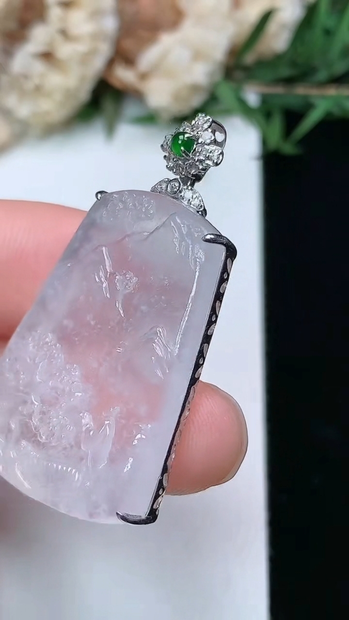 天然A货翡翠白冰山水牌吊坠，尺寸28.6-21.5-6.2，重量:6.48g
3月28日