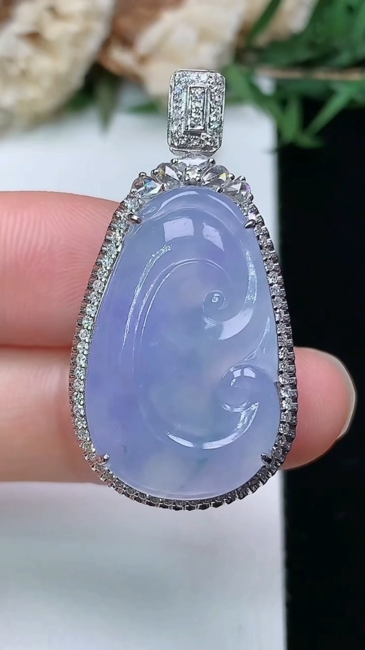 天然A货翡翠紫罗兰 飘花如意吊坠，尺寸35.5-18.7-11.4，裸石24.4-15
3月28日