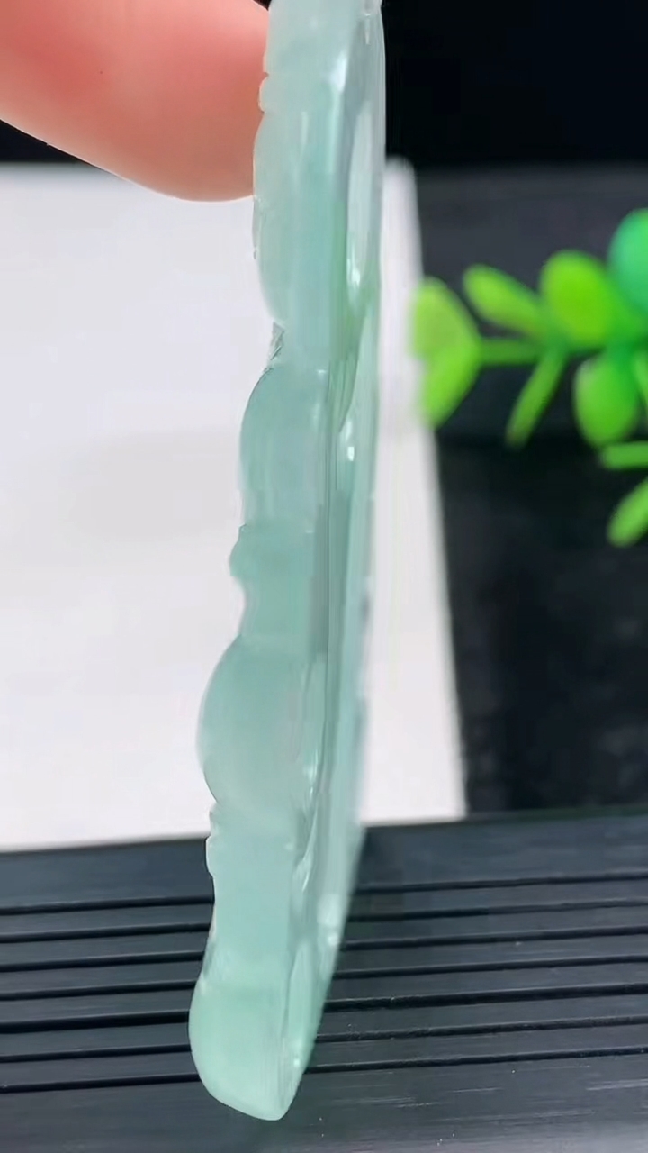 天然A货翡翠观音菩萨吊坠尺寸61.3-36.3-5.6重量:22.03g
3月28日