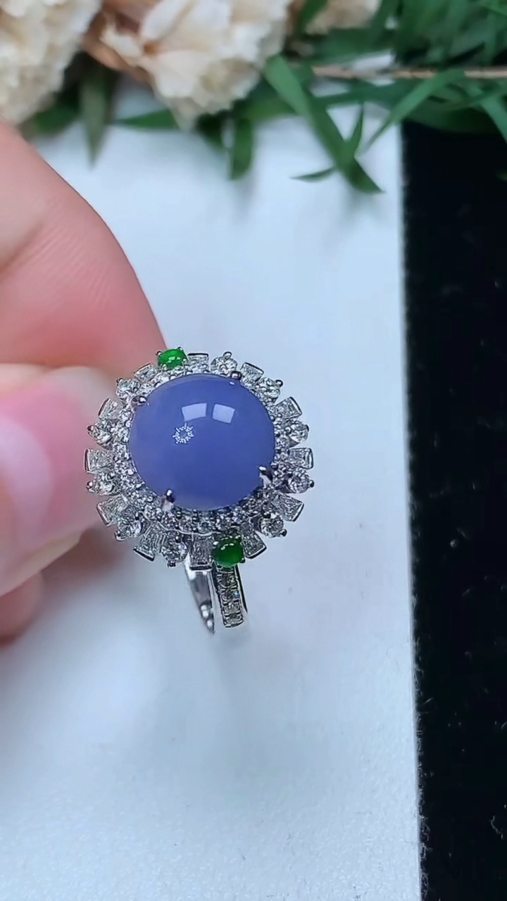 天然A货翡翠k金紫罗兰蛋面戒指，尺寸17.6-8.8-8.7，重量:5.13g2026年3月28日
工厂直销收藏佳品,种好水足，色泽均匀，有种有色，上手高大气！