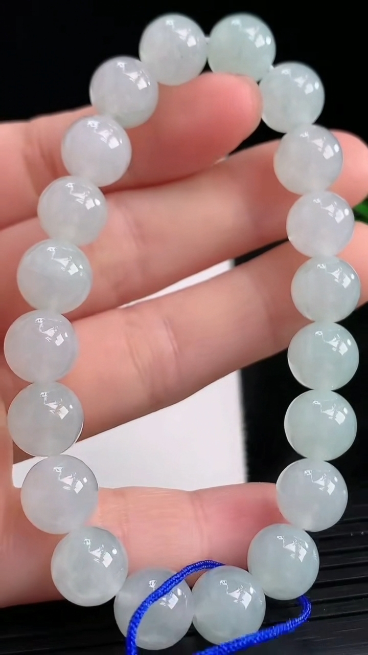 天然A货翡翠圆珠手串尺寸9.1-20颗重量:25.91g3月28日
工厂直销收藏佳品,种好水足，色泽均匀，有种有色，上手高大气！