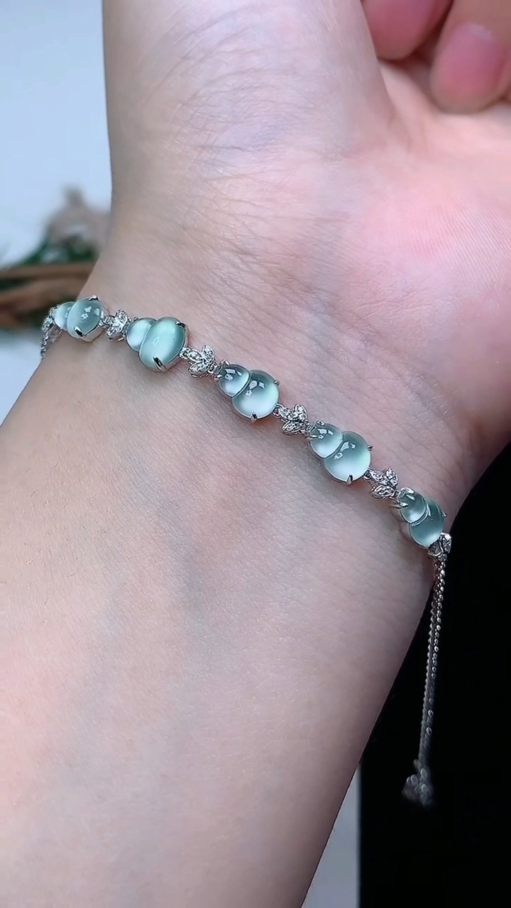 天然A货翡翠白冰葫芦手链，尺寸7.5-5-3.3，重量:2.69g
3月28日