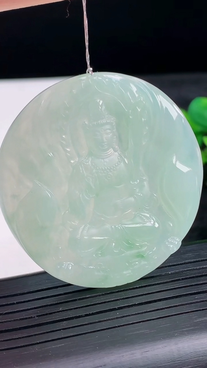 天然A货翡翠文殊菩萨吊坠尺寸50.2-48.8-5.4重量:27.96g
3月28日