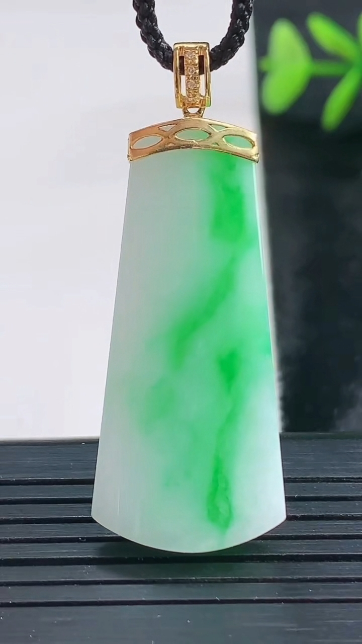 天然A货翡翠无事牌吊坠尺寸37.9-17-5.8重量:8.14g
3月28日