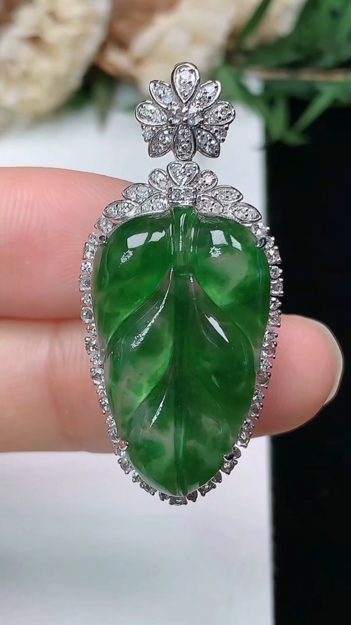 天然A货翡翠金枝玉叶 叶子吊坠，尺寸36.6-16.8-9.9
3月28日