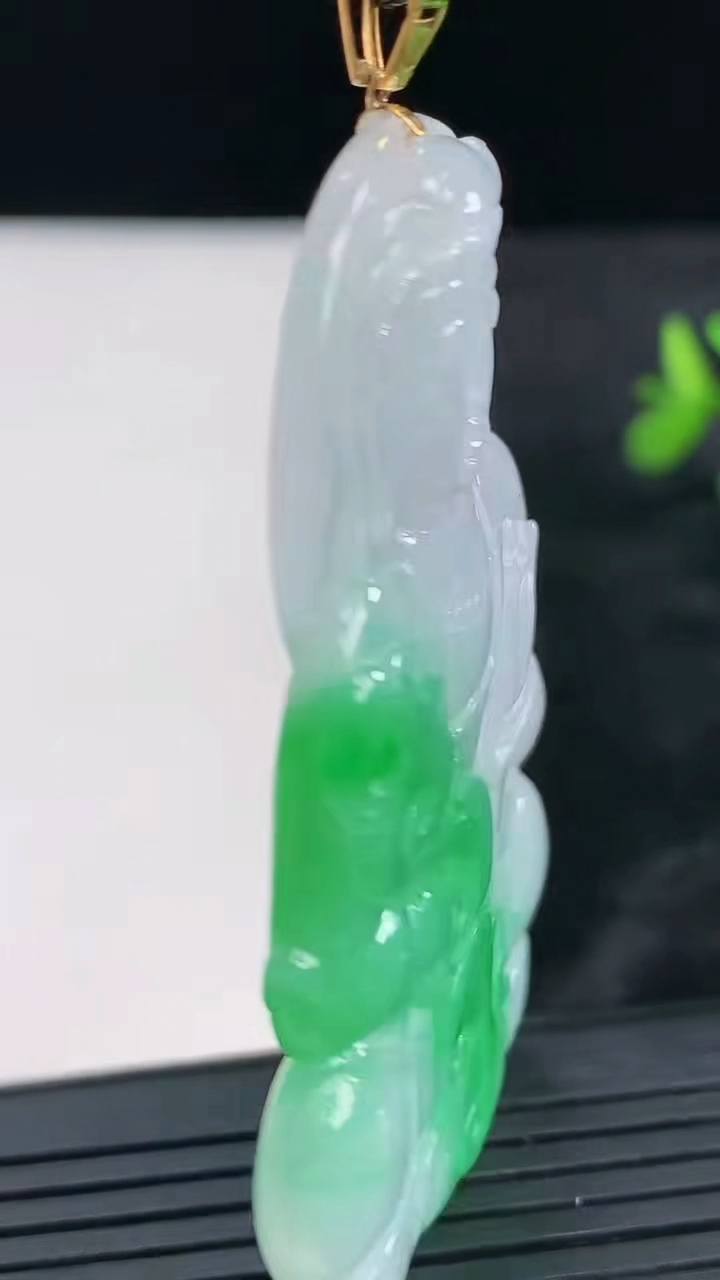 天然A货翡翠观音菩萨吊坠尺寸61.8-38.2-5.7重量:28.61g
3月28日