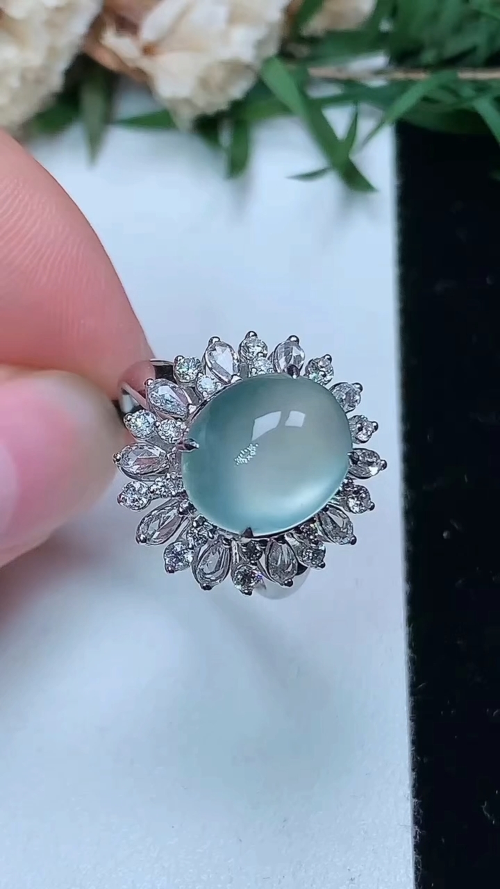 天然A货翡翠白冰蛋面戒指，尺寸17.3-11.5-9.5，重量:4.68g2026年3月28日
工厂