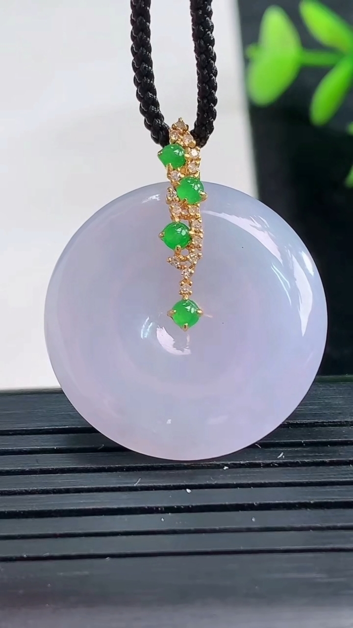 天然A货翡翠18K金紫罗兰平安扣吊坠尺寸25.6-5.4重量:8.16g
3月28日