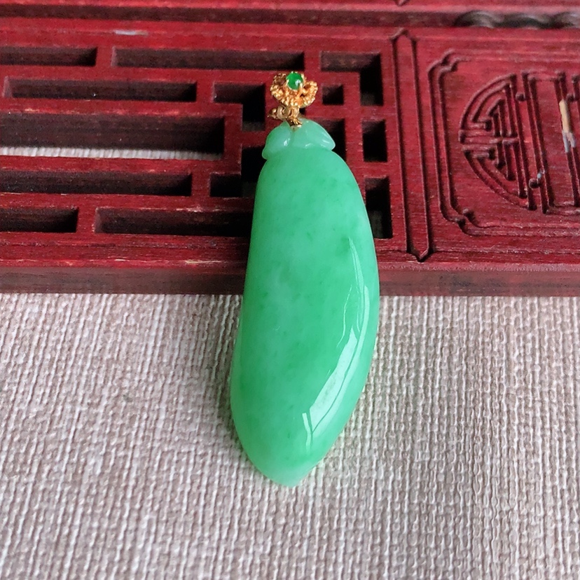 天然A货翡翠18K金扣头满绿福瓜吊坠 
尺寸41.4-37-13.5-6.2mm 重量66g 032