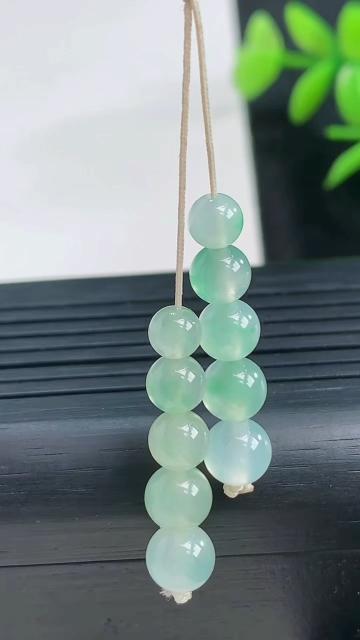 天然A货翡翠圆珠吊坠一手尺寸5.2重量:3.08g3月28日
工厂直销收藏佳品,种好水足，色泽均匀，有种有色，上手高大气！