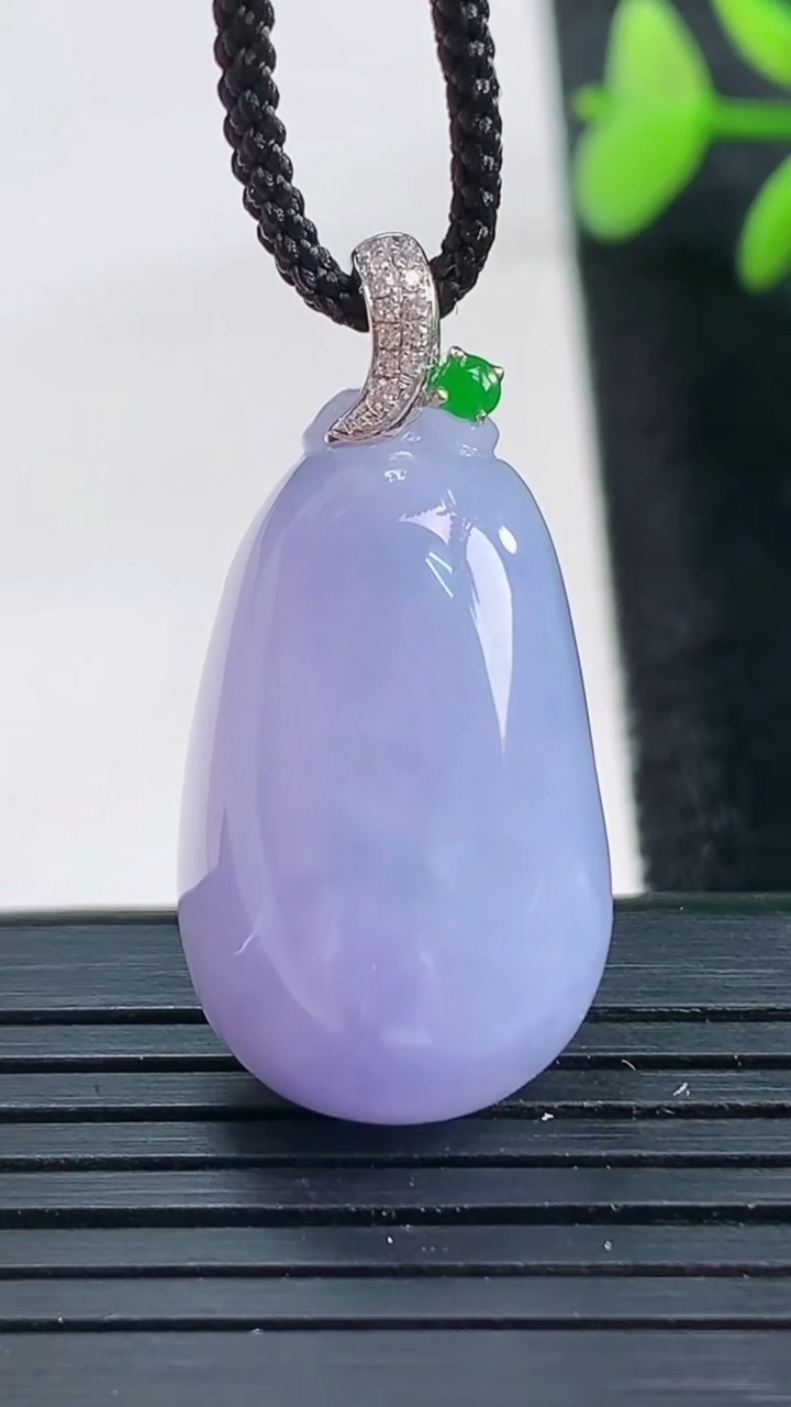 天然A货翡翠18K金紫罗兰福瓜吊坠尺寸27.5-16-11.4重量:9.82g
3月28日
