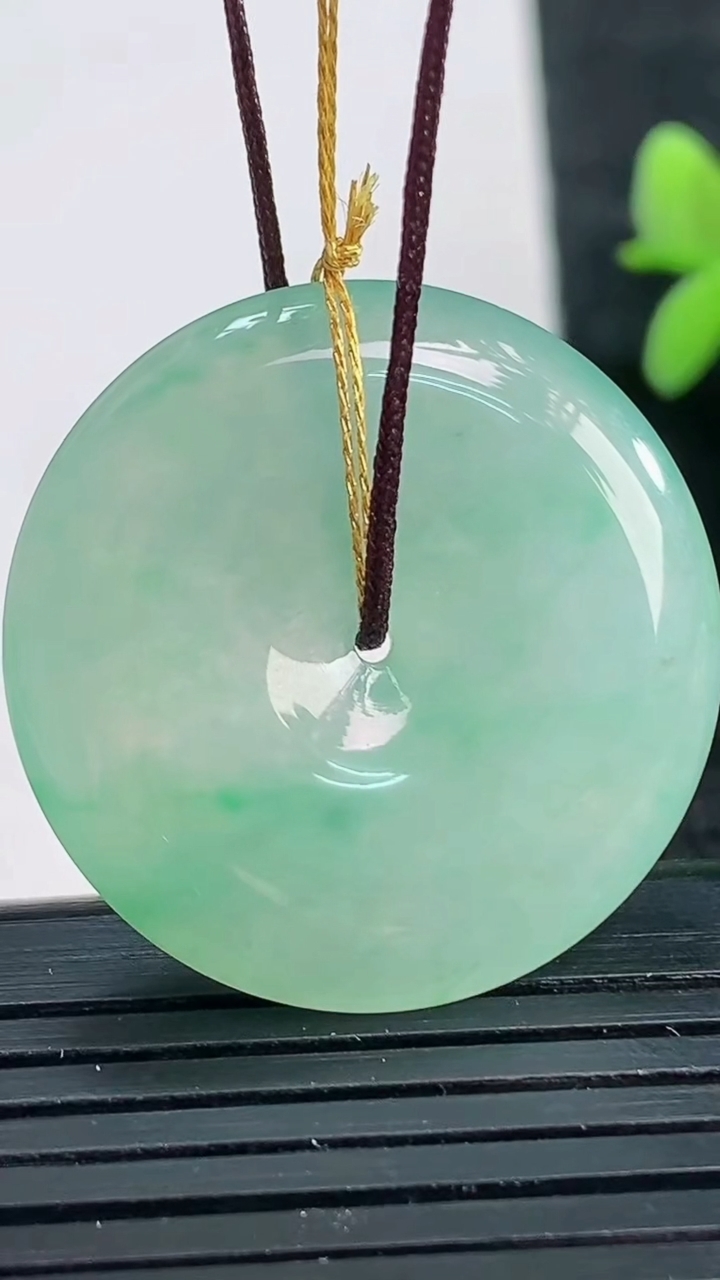 天然A货翡翠平安扣吊坠尺寸28.5-5.3重量:9.26g
3月28日